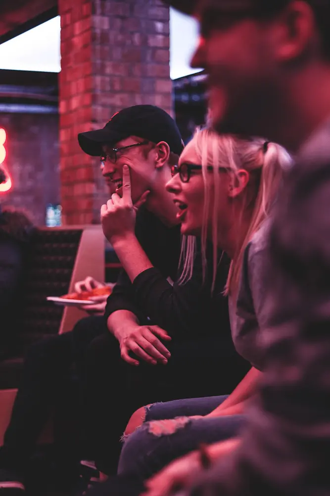 Un groupe de 3 amis qui écoutent un briefing d'escape game avant leur session de jeu escape game briefing