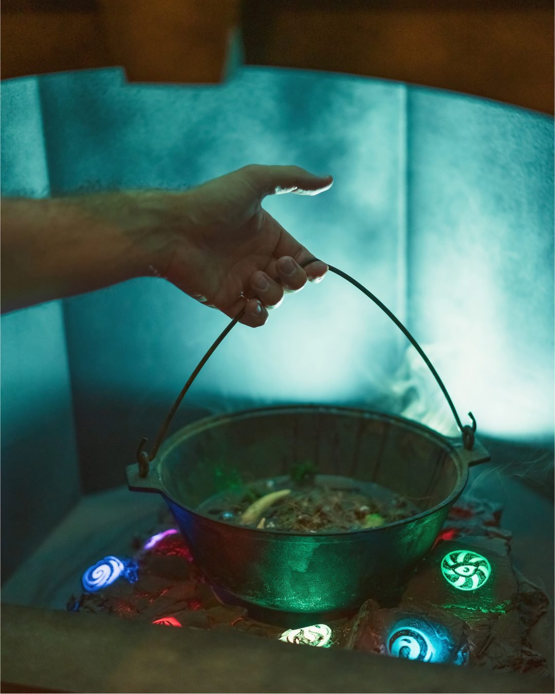 Un chaudron lumineux entouré de pierres magiques